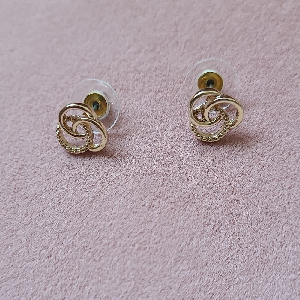Gold and Cream Jewelry Set (2 Earrings, 1 Bracelet) - Picture 5 of 10
